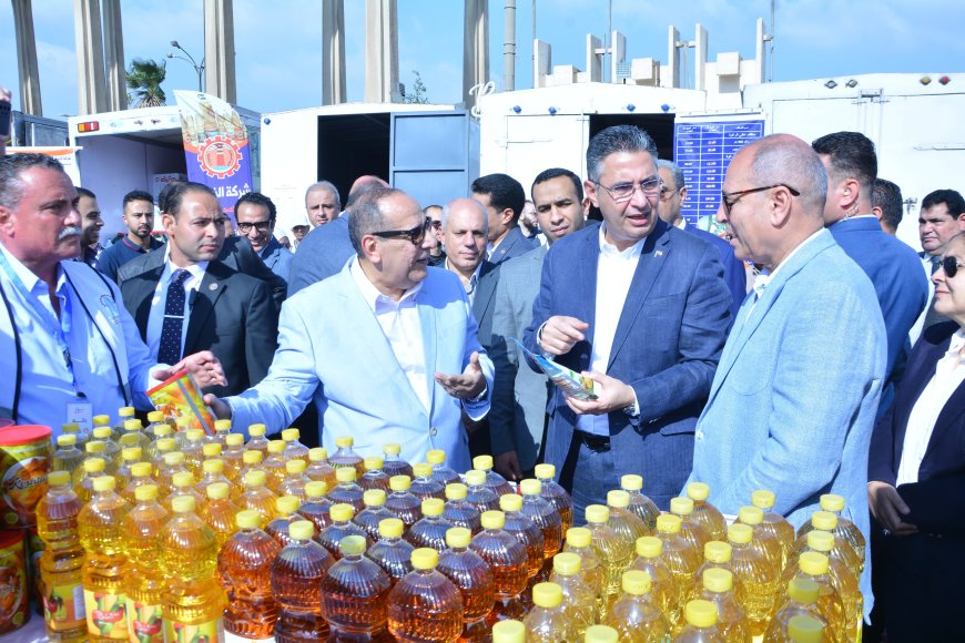 الدكتور شريف فاروق وزير اتموين والتجارة اداخلية يفتتح سوق اليوم الواحد بمدينة نصر بالإنابة ع دولة رئيس مجلس اوزراء