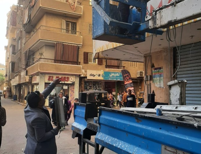 ” رئيس حى المطرية ” يوافق على  طلبات المواطنين لتركيب الانارة.. ودينمو الحى محمد عبدالبيع ينفذ