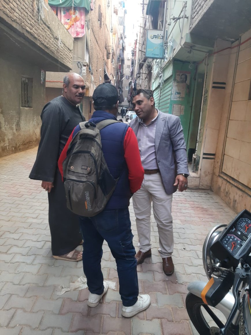” رئيس حى المطرية ” يوافق على  طلبات المواطنين لتركيب الانارة.. ودينمو الحى محمد عبدالبيع ينفذ