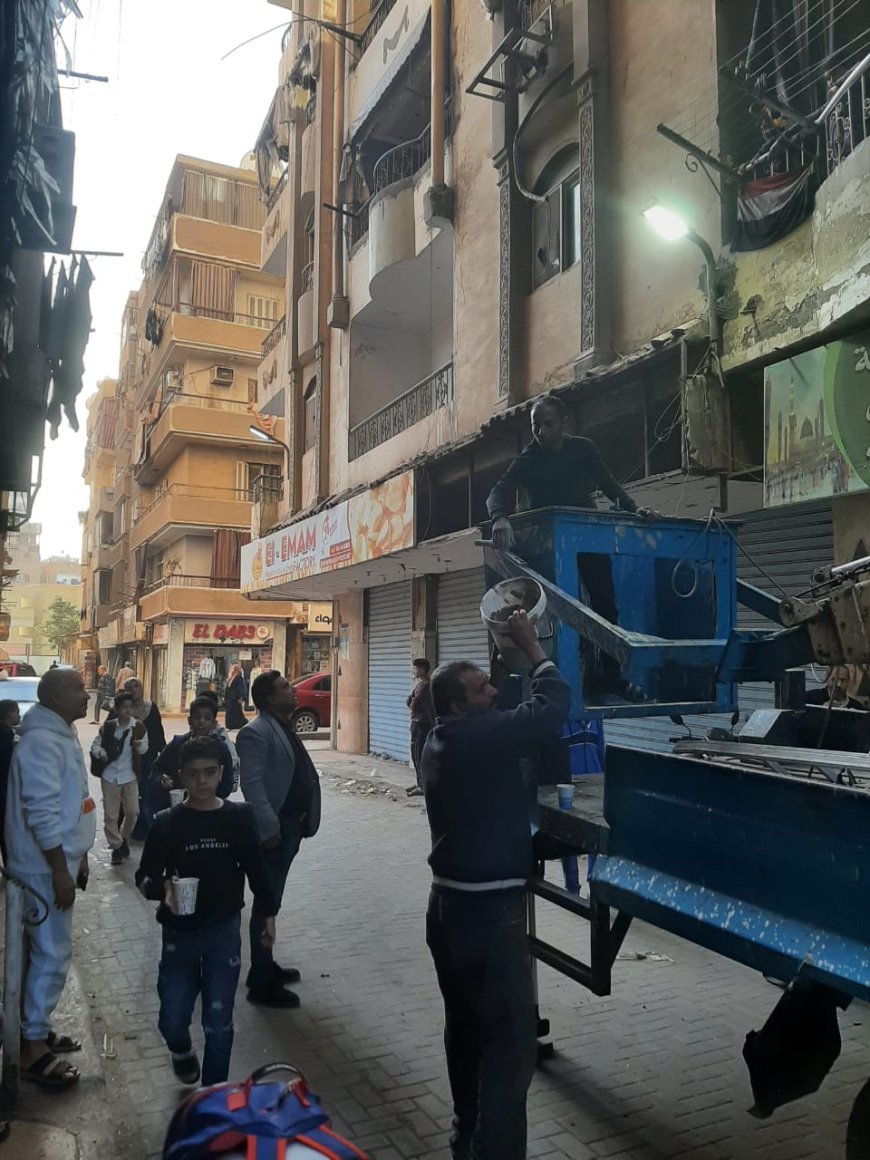 ” رئيس حى المطرية ” يوافق على  طلبات المواطنين لتركيب الانارة.. ودينمو الحى محمد عبدالبيع ينفذ