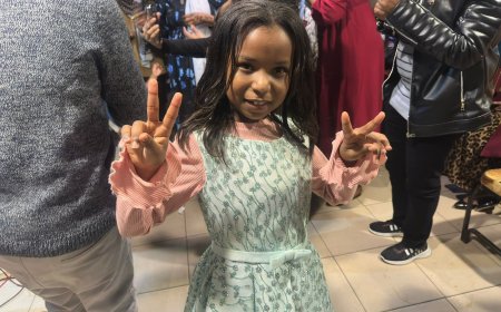 الدكتور مصفى عسر المشهور .. لكاتب الصحفى مصطي مكى يشاركون سهير طيفور سيدة الأعال بعيد ميلادها