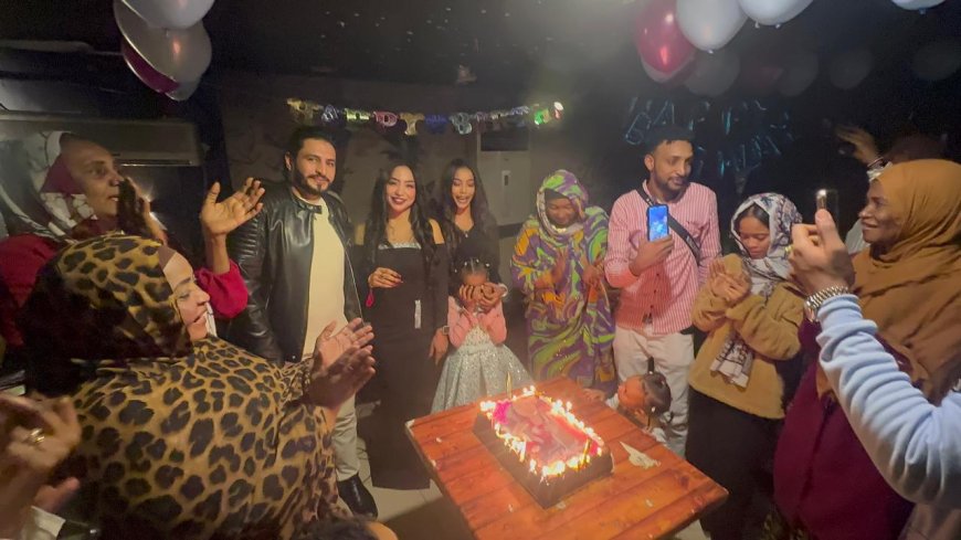 الدكتور مصفى عسر المشهور .. لكاتب الصحفى مصطي مكى يشاركون سهير طيفور سيدة الأعال بعيد ميلادها