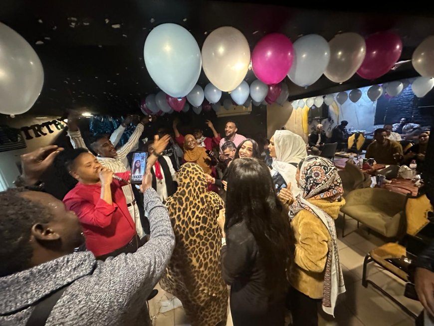 الدكتور مصفى عسر المشهور .. لكاتب الصحفى مصطي مكى يشاركون سهير طيفور سيدة الأعال بعيد ميلادها