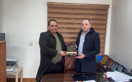 الكاتب الصحفى مصطفى  مكى يكرم الدكتور ياسر النراوي  لجهوده المستمرة اتجاه المرضة