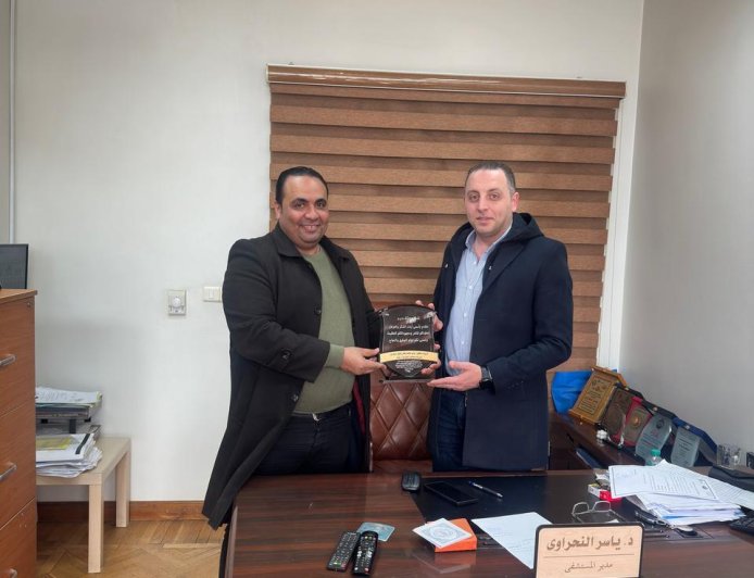 الكاتب الصحفى مصطفى  مكى يكرم الدكتور ياسر النراوي  لجهوده المستمرة اتجاه المرضة