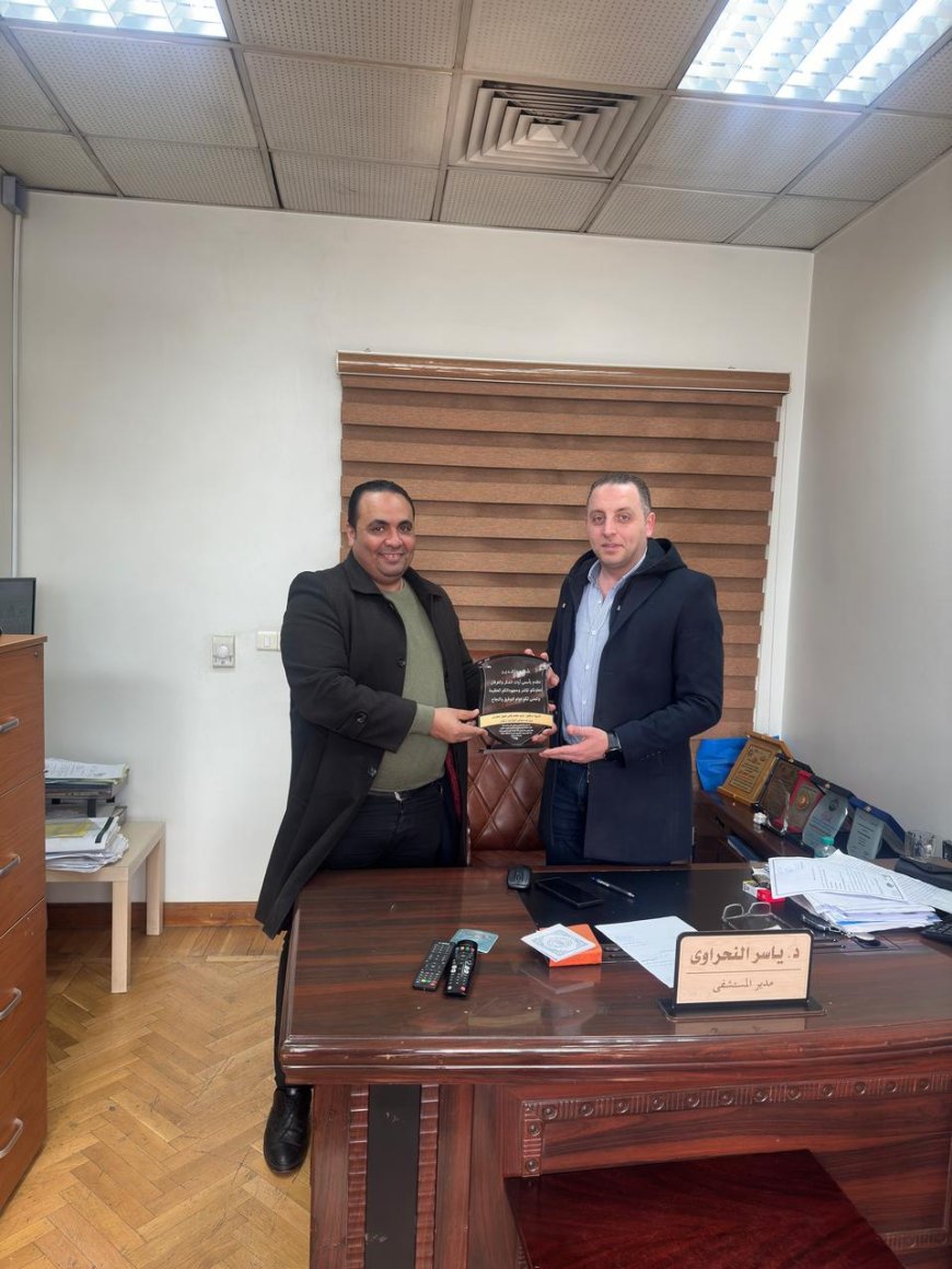 الكاتب الصحفى مصطفى  مكى يكرم الدكتور ياسر النراوي  لجهوده المستمرة اتجاه المرضة