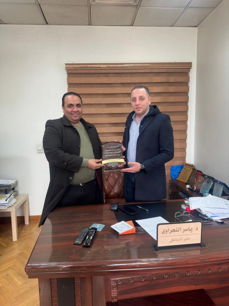 الكاتب الصحفى مصطفى  مكى يكرم الدكتور ياسر النراوي  لجهوده المستمرة اتجاه المرضة