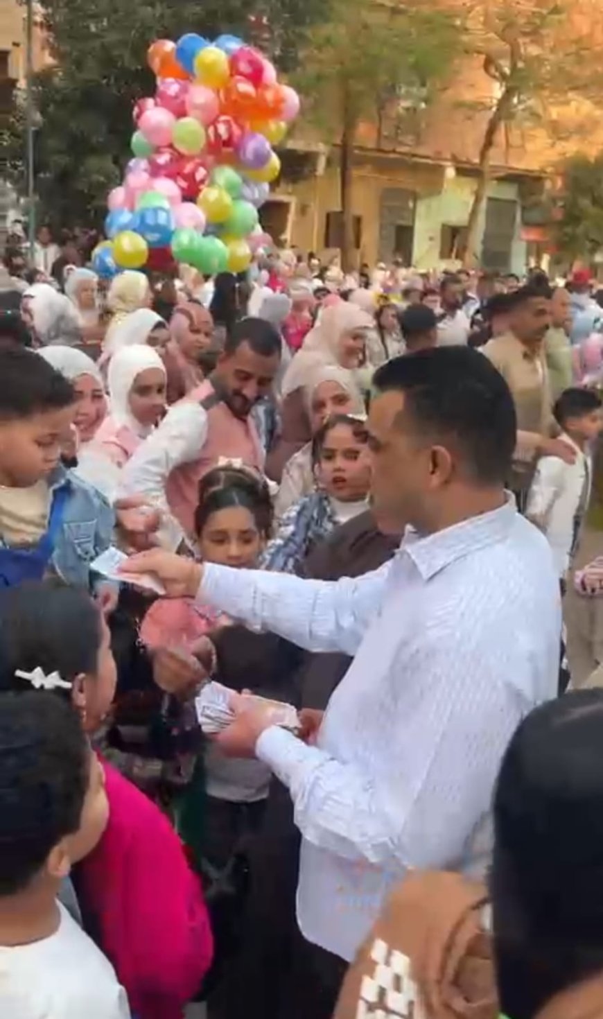 أجواء مبهجة.. النائب طارق الهنداوي  يؤدي صلاة العيد مع آلاف المواطنين