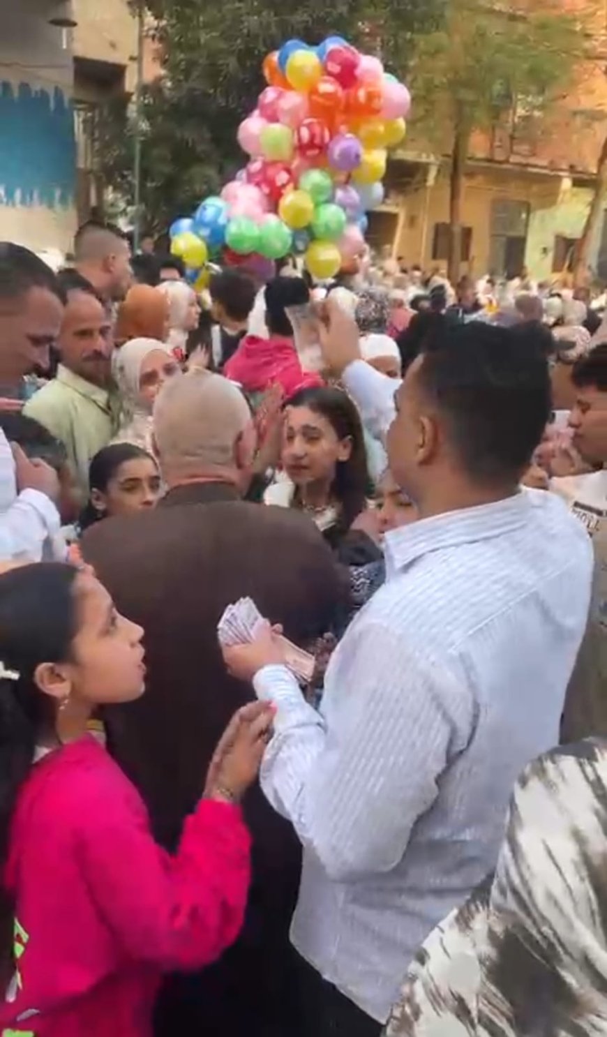 أجواء مبهجة.. النائب طارق الهنداوي  يؤدي صلاة العيد مع آلاف المواطنين
