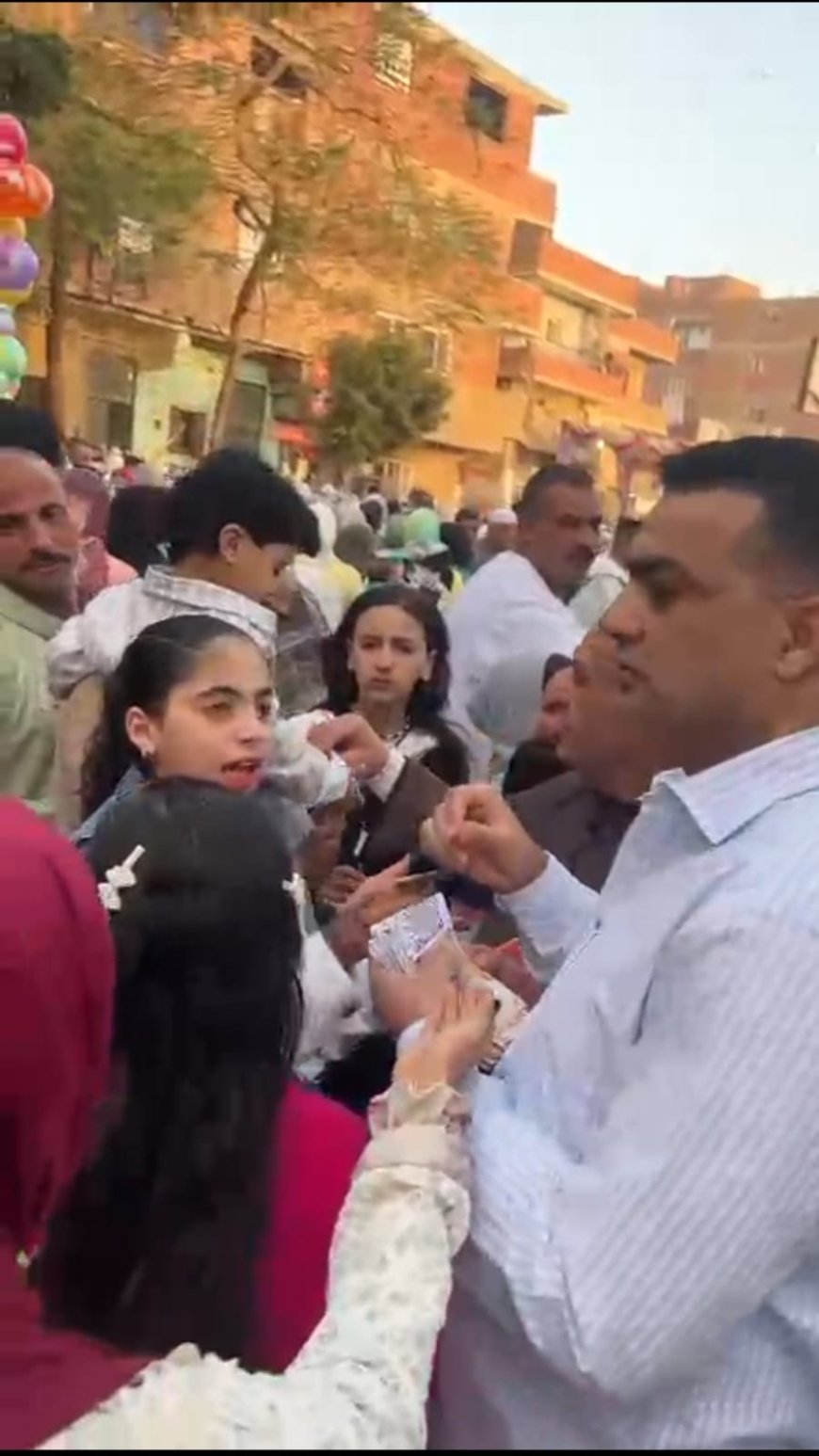 أجواء مبهجة.. النائب طارق الهنداوي  يؤدي صلاة العيد مع آلاف المواطنين
