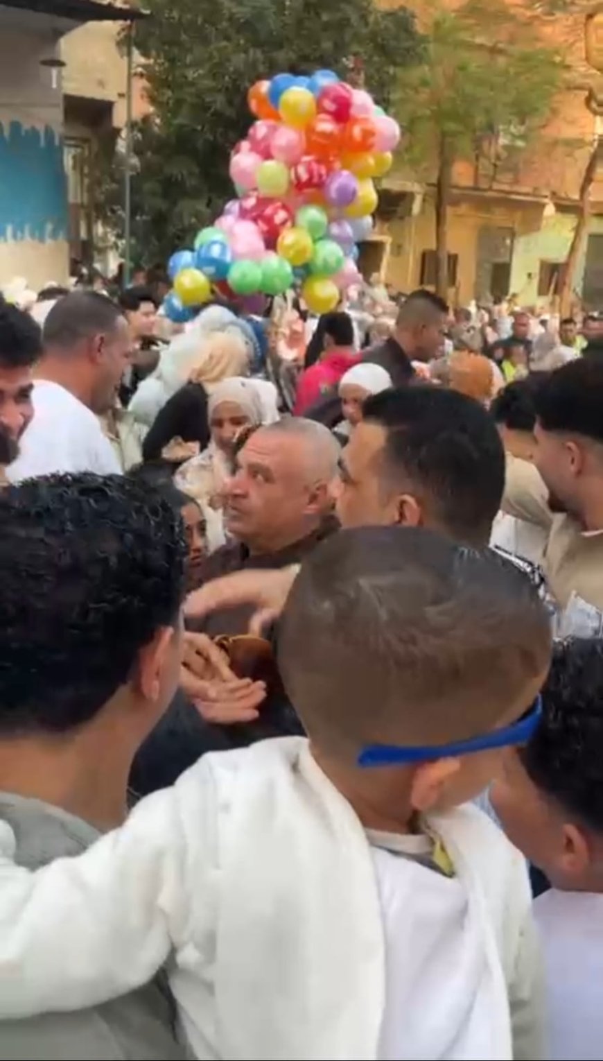 أجواء مبهجة.. النائب طارق الهنداوي  يؤدي صلاة العيد مع آلاف المواطنين