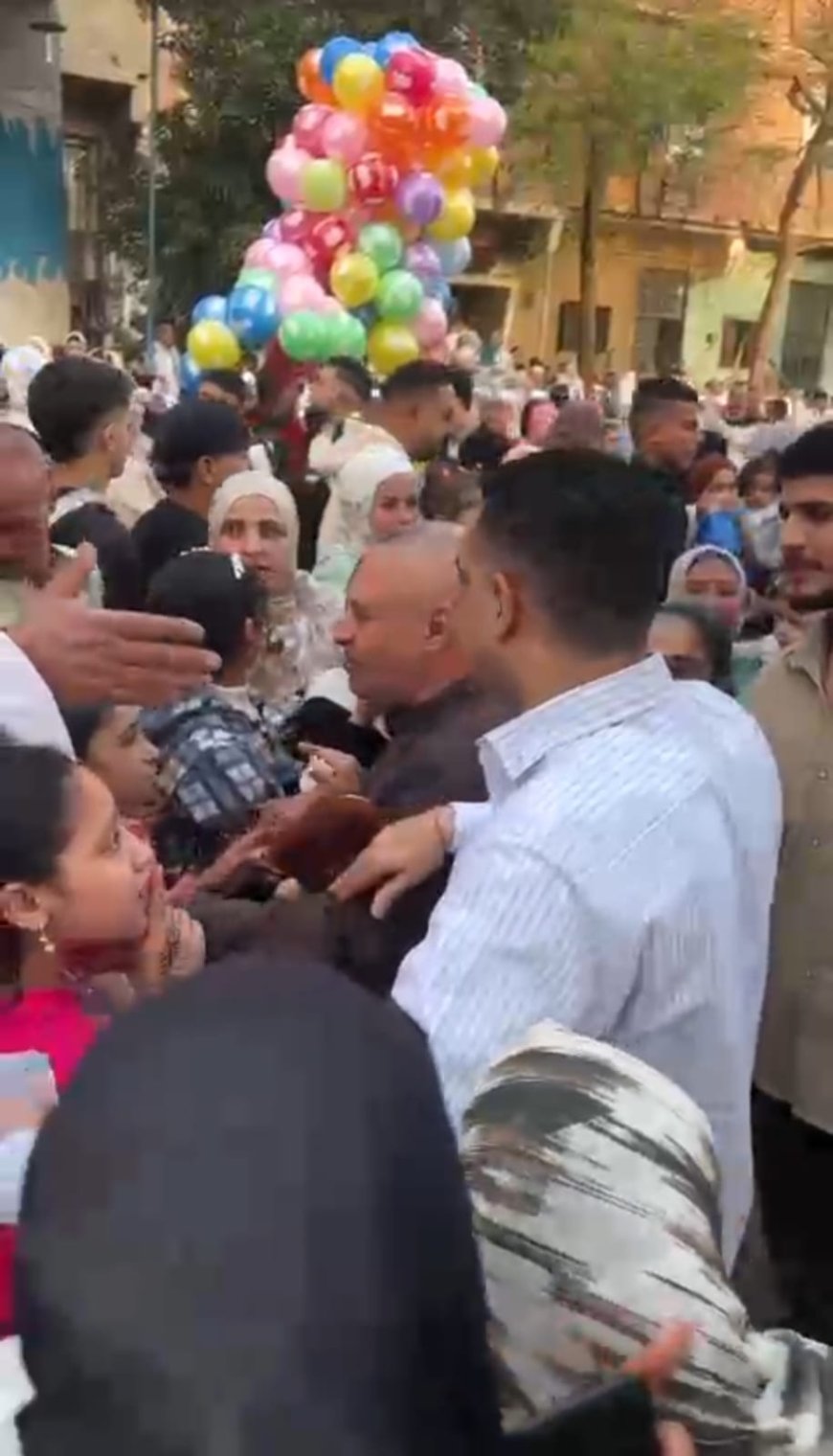 أجواء مبهجة.. النائب طارق الهنداوي  يؤدي صلاة العيد مع آلاف المواطنين
