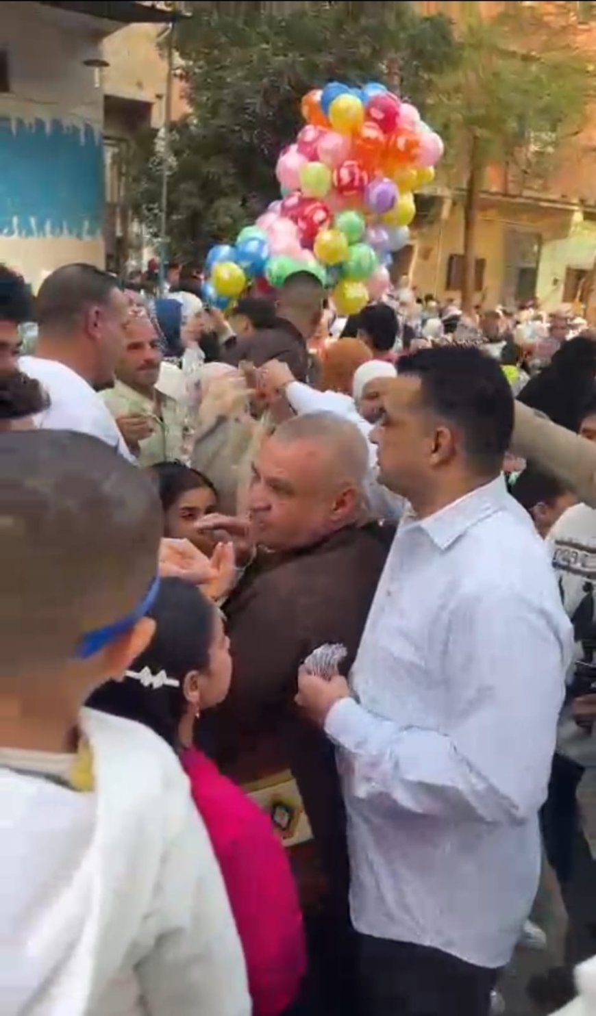 أجواء مبهجة.. النائب طارق الهنداوي  يؤدي صلاة العيد مع آلاف المواطنين