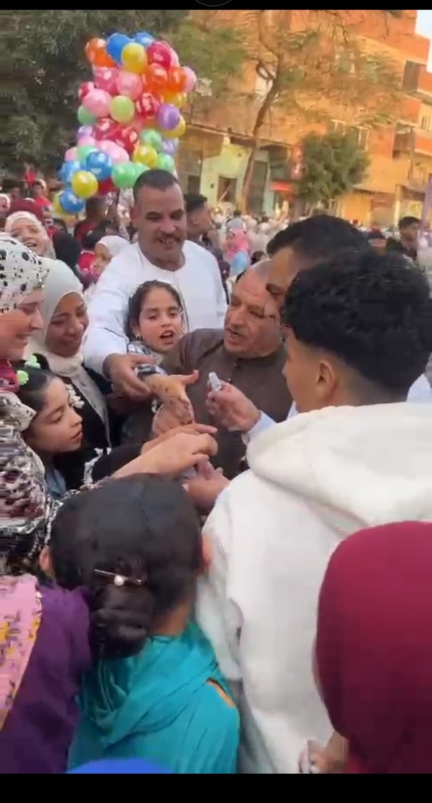 أجواء مبهجة.. النائب طارق الهنداوي  يؤدي صلاة العيد مع آلاف المواطنين