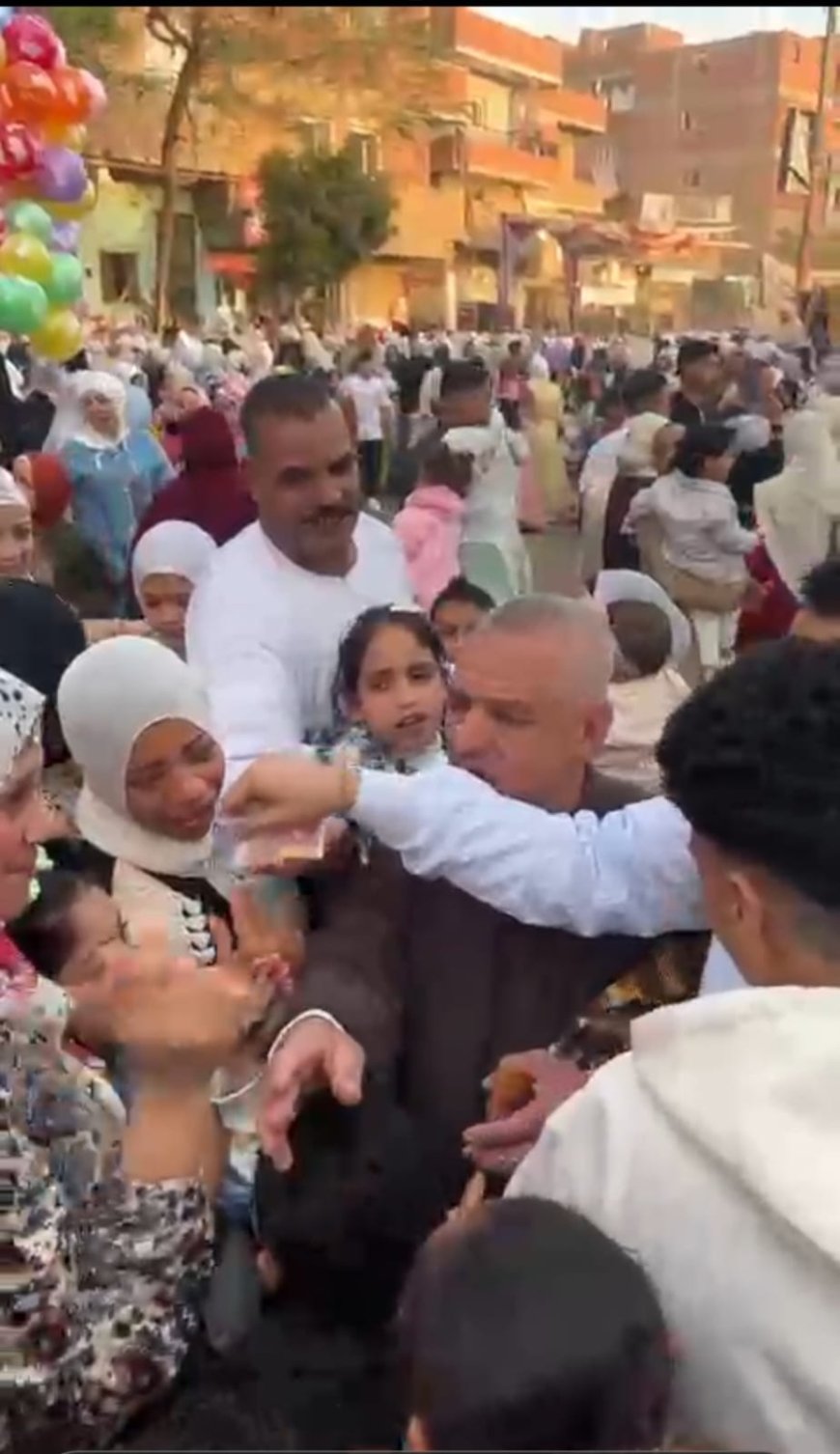 أجواء مبهجة.. النائب طارق الهنداوي  يؤدي صلاة العيد مع آلاف المواطنين