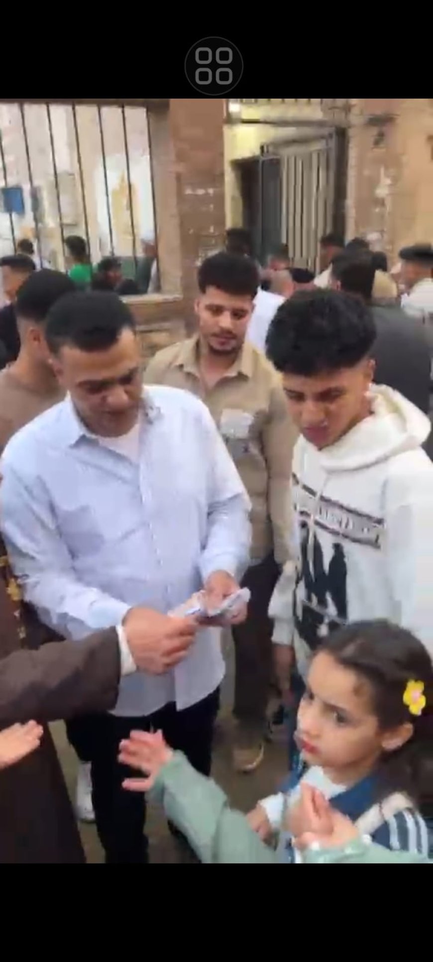 أجواء مبهجة.. النائب طارق الهنداوي  يؤدي صلاة العيد مع آلاف المواطنين