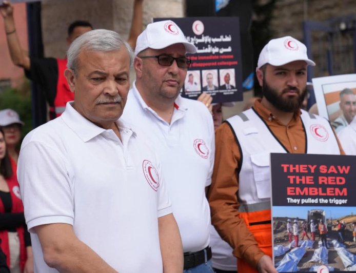 الهلال الأحمر الفلسطيني ينظم وقفات تضامنية موحدة للمطالبة بتحقيق دولي في جريمة استهداف مسعفيه في رفح