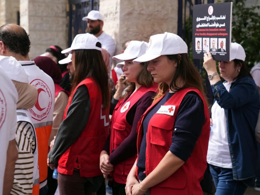 الهلال الأحمر الفلسطيني ينظم وقفات تضامنية موحدة للمطالبة بتحقيق دولي في جريمة استهداف مسعفيه في رفح