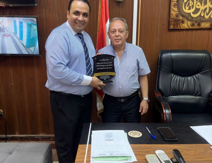 " مصطفى مكى " يكرم  الطبيب  الإنسان " الأستاذ الدكتور وائل الجعار