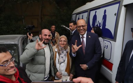 تسليم عقود عمل لذوي همم ..وقافلة طبية للكشف على العمال