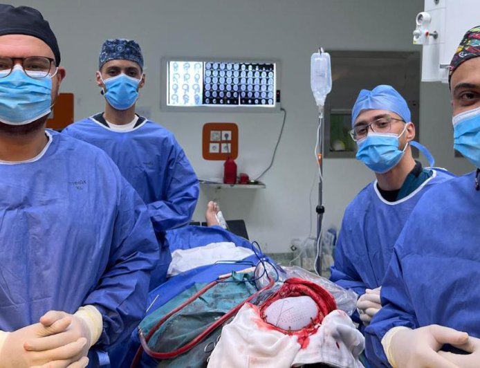 وزارة الصحة تعلن نجاح جراحة دقيقة لترقيع عظام الجمجمة بمستشفى 15 مايو النموذجي