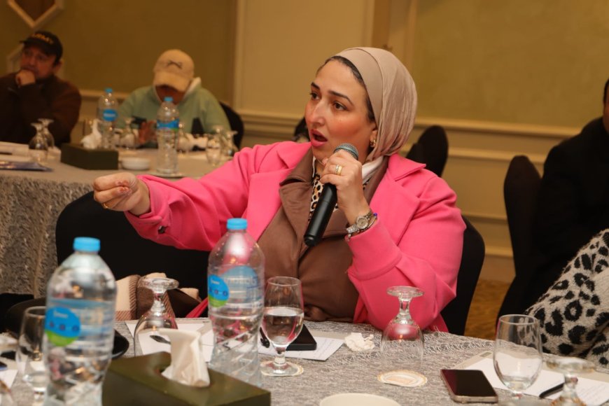 تسليم عقود عمل لذوي همم ..وقافلة طبية للكشف على العمال