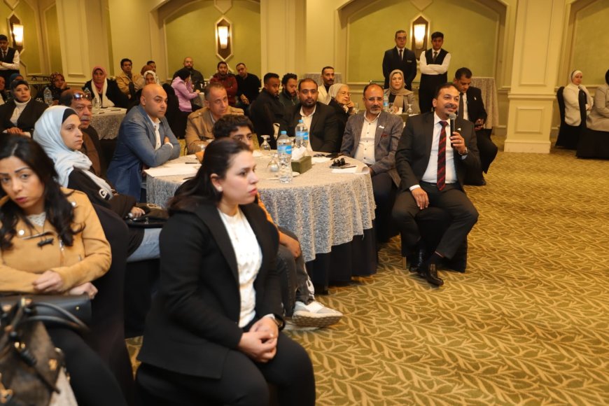 تسليم عقود عمل لذوي همم ..وقافلة طبية للكشف على العمال