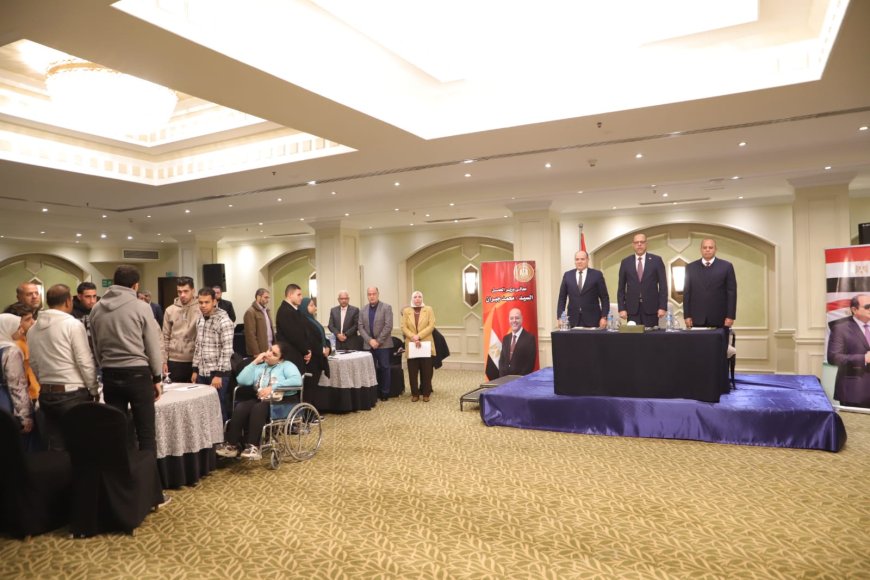 تسليم عقود عمل لذوي همم ..وقافلة طبية للكشف على العمال