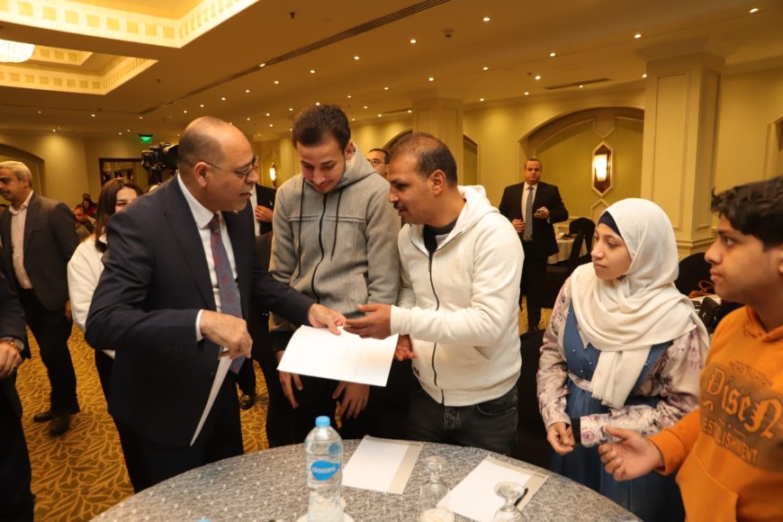 تسليم عقود عمل لذوي همم ..وقافلة طبية للكشف على العمال