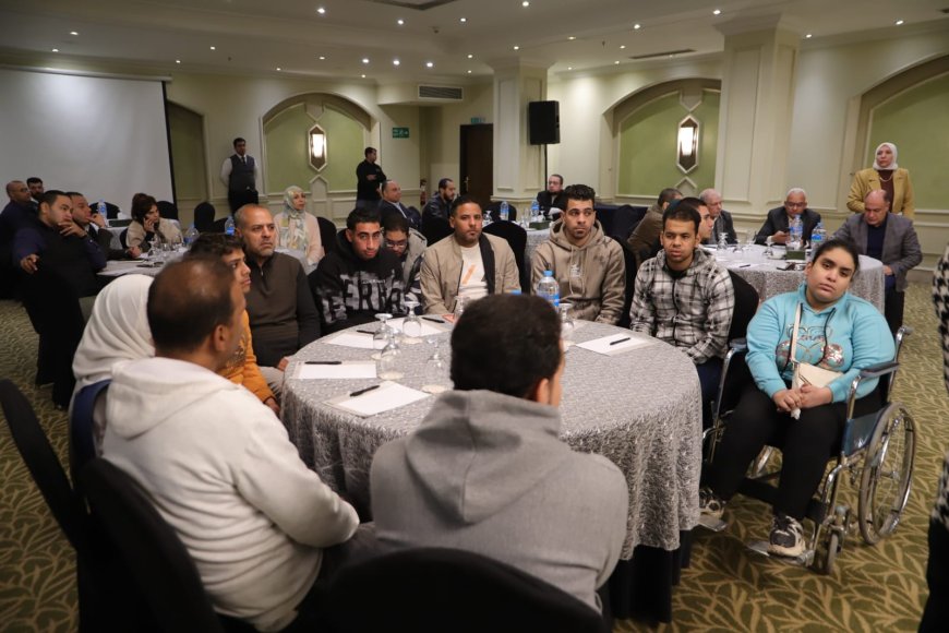 تسليم عقود عمل لذوي همم ..وقافلة طبية للكشف على العمال