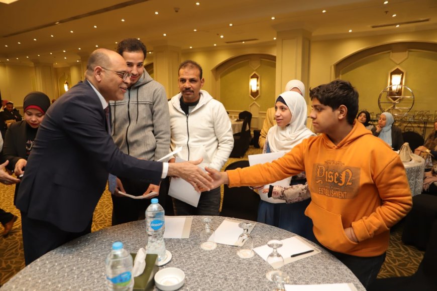 تسليم عقود عمل لذوي همم ..وقافلة طبية للكشف على العمال