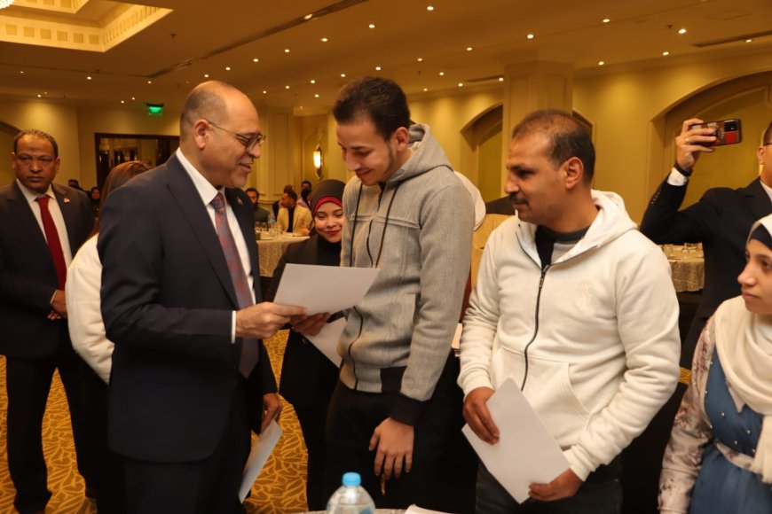 تسليم عقود عمل لذوي همم ..وقافلة طبية للكشف على العمال