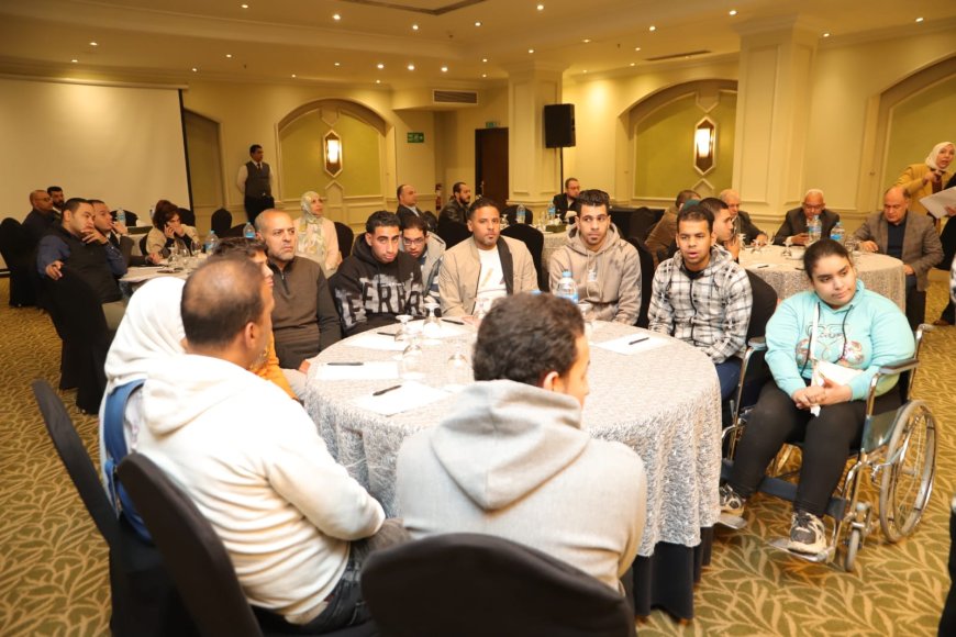 تسليم عقود عمل لذوي همم ..وقافلة طبية للكشف على العمال