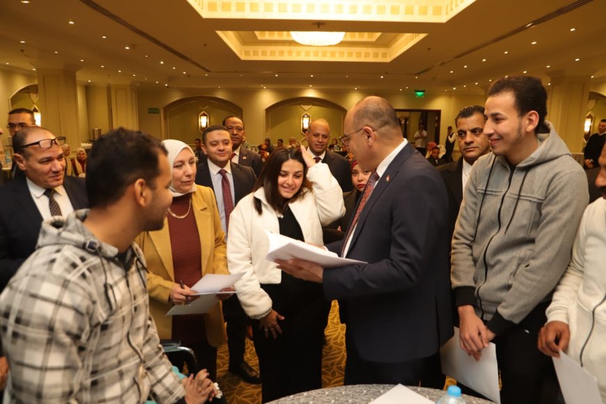 تسليم عقود عمل لذوي همم ..وقافلة طبية للكشف على العمال