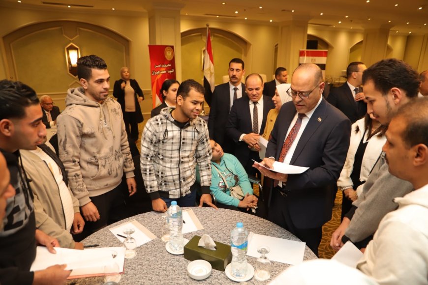 تسليم عقود عمل لذوي همم ..وقافلة طبية للكشف على العمال