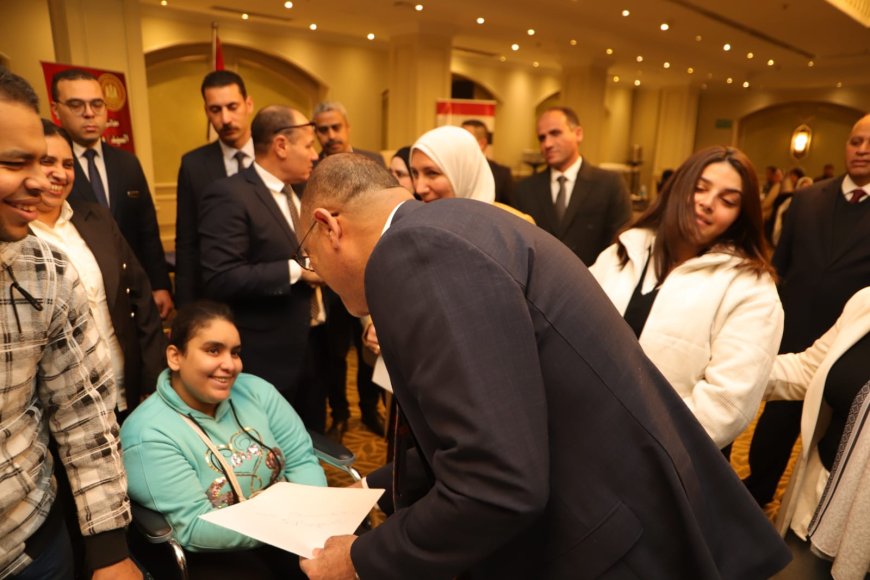 تسليم عقود عمل لذوي همم ..وقافلة طبية للكشف على العمال