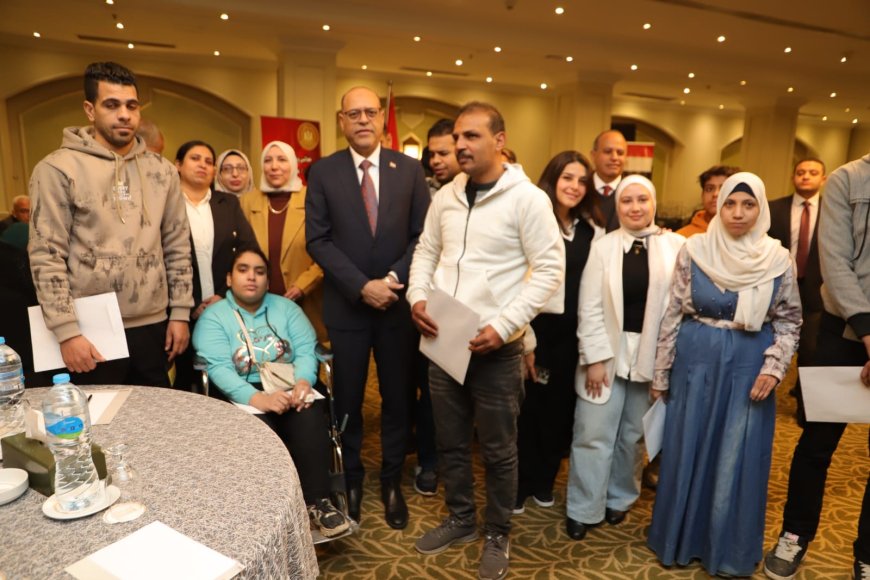 تسليم عقود عمل لذوي همم ..وقافلة طبية للكشف على العمال