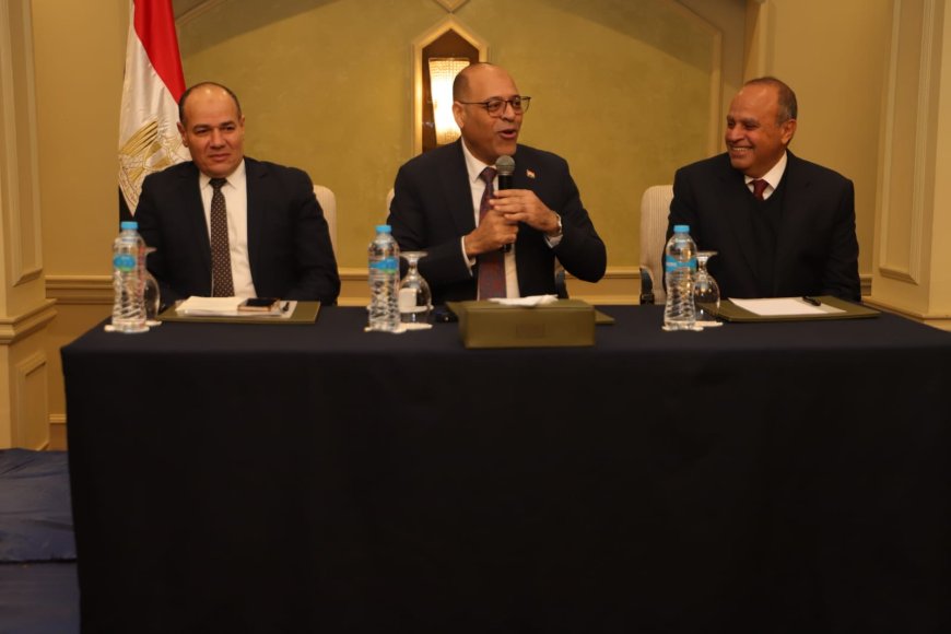 تسليم عقود عمل لذوي همم ..وقافلة طبية للكشف على العمال