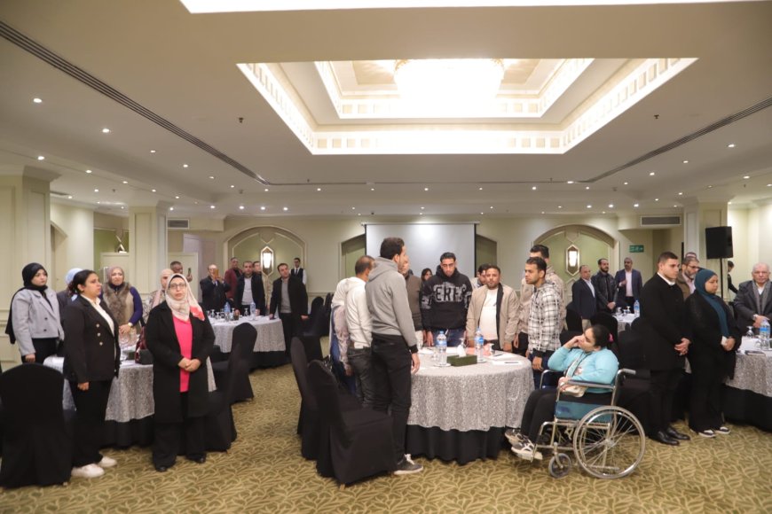 تسليم عقود عمل لذوي همم ..وقافلة طبية للكشف على العمال