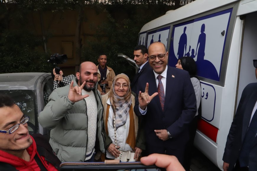 تسليم عقود عمل لذوي همم ..وقافلة طبية للكشف على العمال