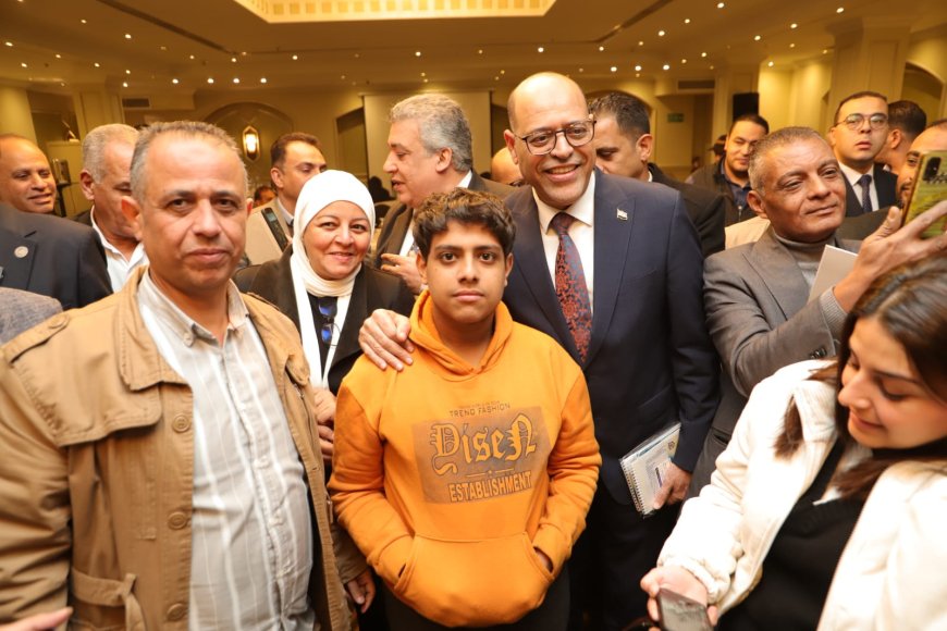 تسليم عقود عمل لذوي همم ..وقافلة طبية للكشف على العمال