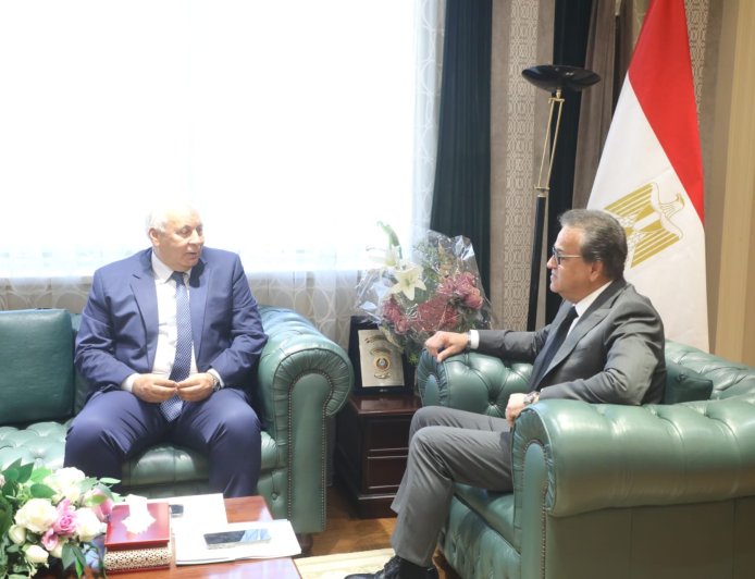 وزير الصحة يستقبل محافظ مطروح لمتابعة الاستعدادات لإدراج المحافظة ضمن منظومة التأمين الصحي الشامل بالمرحلة الثانية