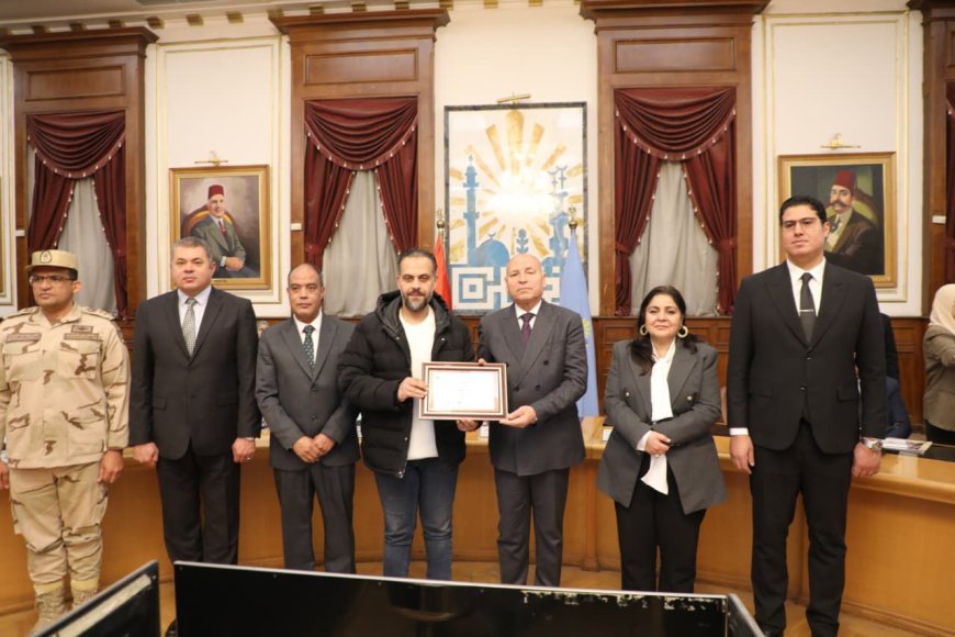 محافظ القاهرة يُشيد بالكفاءات ويُكرّم مدير مستشفى المنيرة ضمن الكوادر المتميزة خلال اجتماع المجلس التنفيذي للمحافظة
