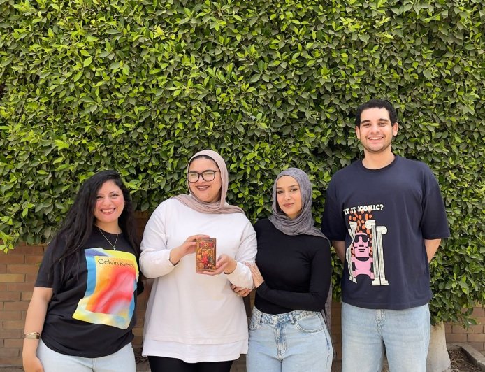 طلاب أداب اسباني جامعة القاهرة يقدمون فكرة جديدة لمشروع التخرج "لعبة بثلاثة لغات " " تفاصيل "