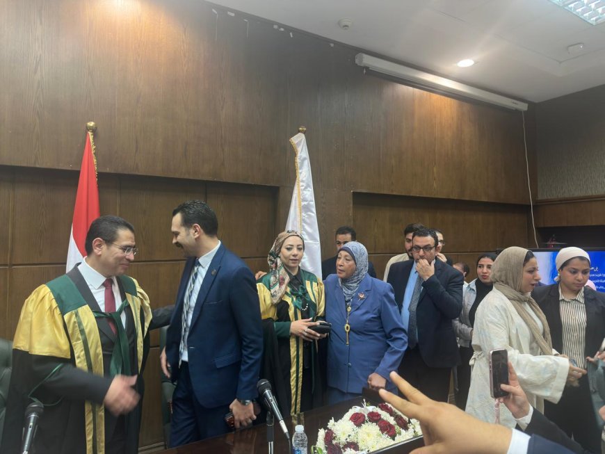 شهدت جامعة عين شمس اليوم مناقشة رسالة الدكتوراه المهنية (DBA) المقدمة من: الأستاذ الدكتور حلمي أحمد أحمد عبدالرحمن