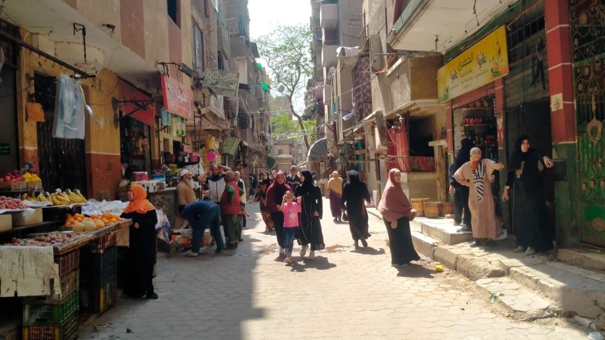 رئيس حى الساحل يضرب بيد من حديد ويزيل سوق محمد يوسف بعد حالة من الشلل المرورى " صور "