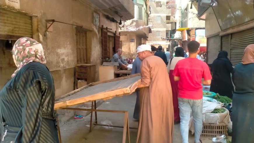 رئيس حى الساحل يضرب بيد من حديد ويزيل سوق محمد يوسف بعد حالة من الشلل المرورى " صور "