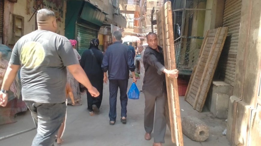 رئيس حى الساحل يضرب بيد من حديد ويزيل سوق محمد يوسف بعد حالة من الشلل المرورى " صور "