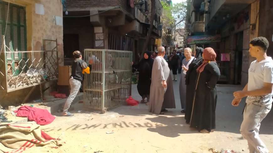 رئيس حى الساحل يضرب بيد من حديد ويزيل سوق محمد يوسف بعد حالة من الشلل المرورى " صور "