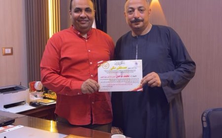 الصحفي والإعلامي مصطفى مكي يكرم الأستاذ محمد شاهين مدير عام أمن سوق العبور تقديرًا لجهوده الوطنية والمجتمعية